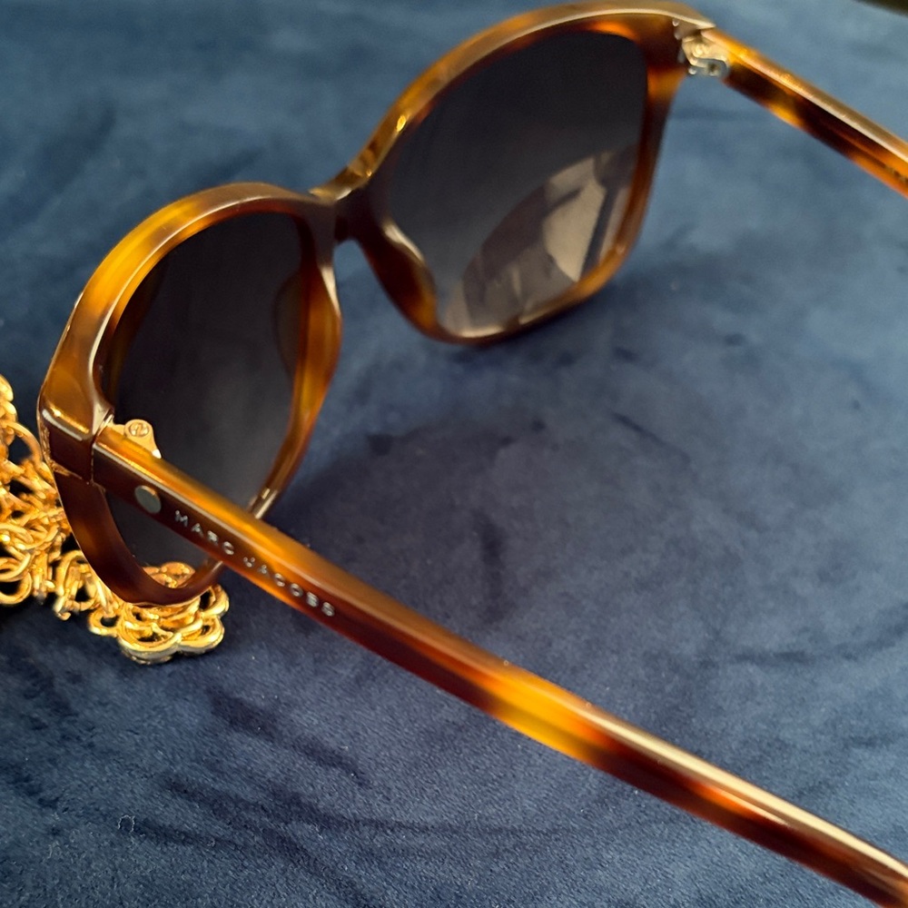Marc Jacobs Tortoise Shell Oversized Sunglasses Brown Gradient - Picture 3 of 3
